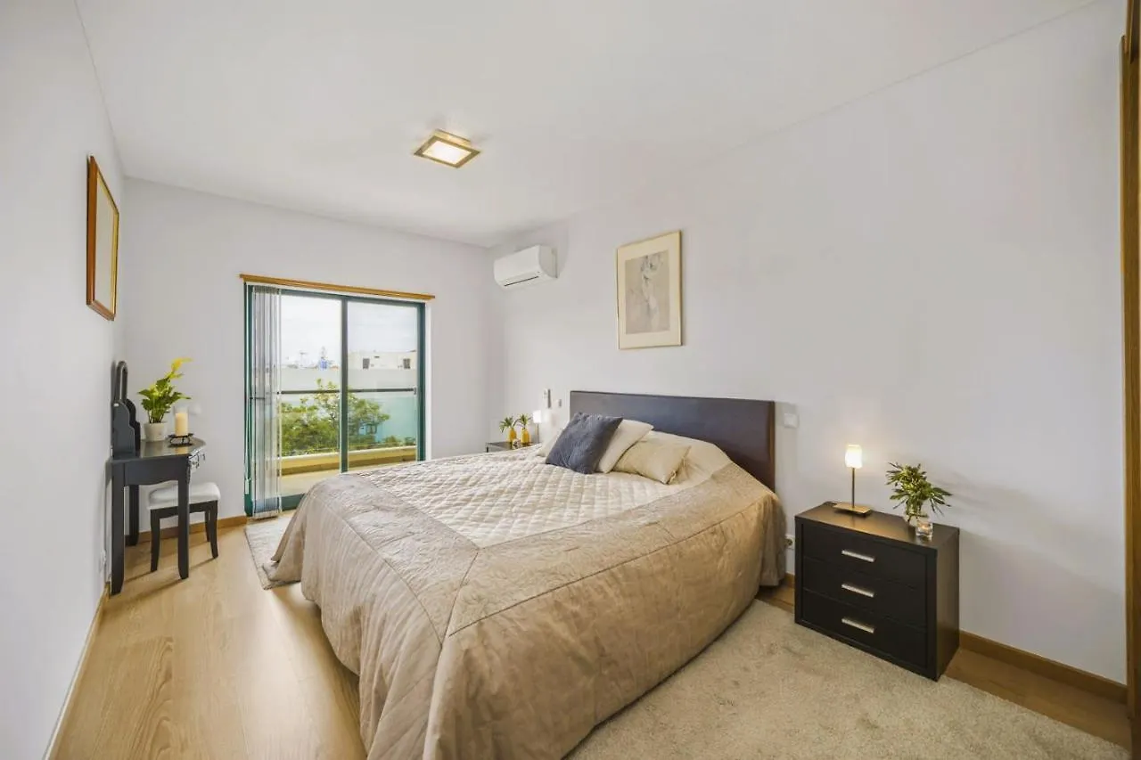 Penthouse Escape With Large Terrace, Pool & Garden Apartment Quarteira