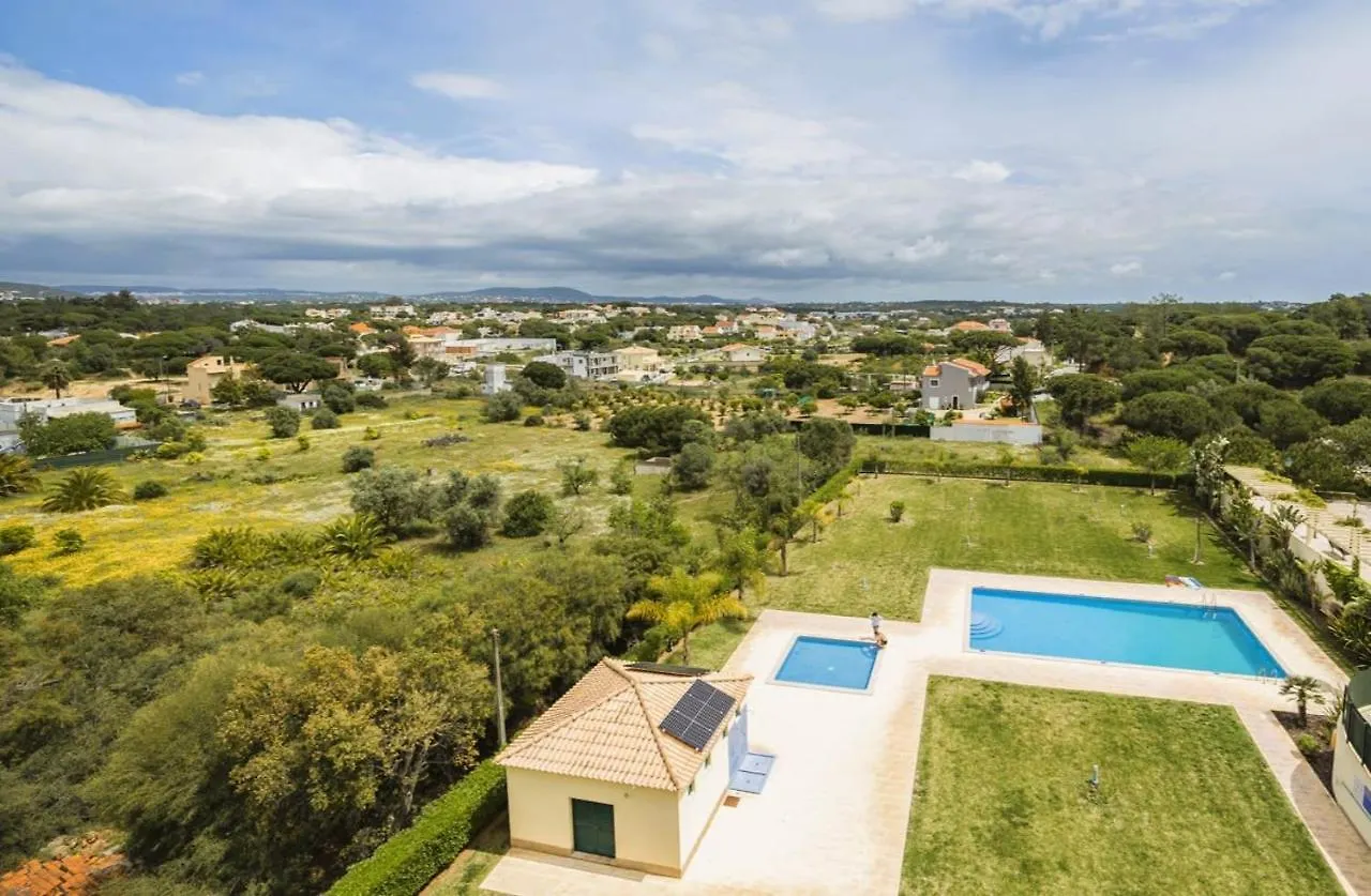 Penthouse Escape With Large Terrace, Pool & Garden Apartment Quarteira