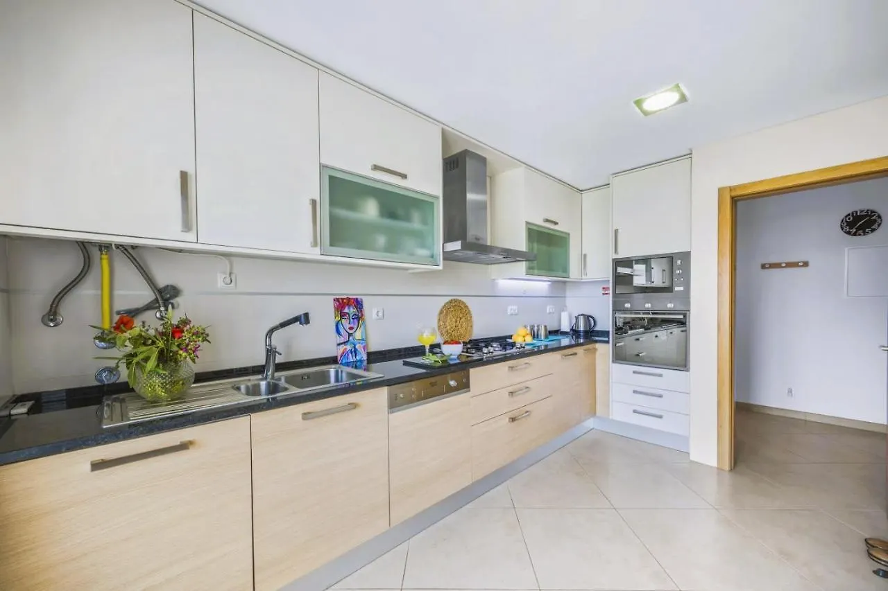 Penthouse Escape With Large Terrace, Pool & Garden Apartment Quarteira