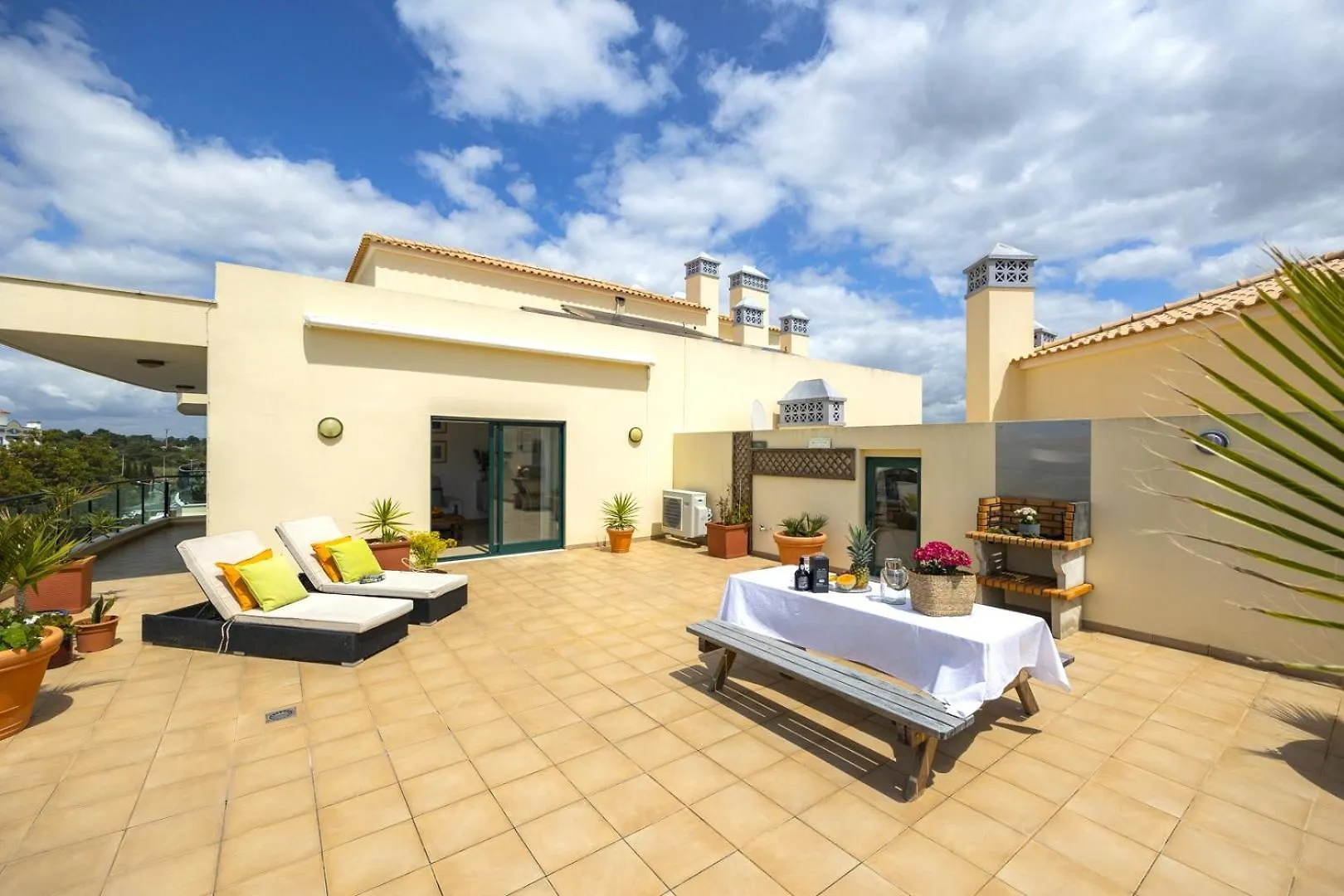 Penthouse Escape With Large Terrace, Pool & Garden Apartment Quarteira