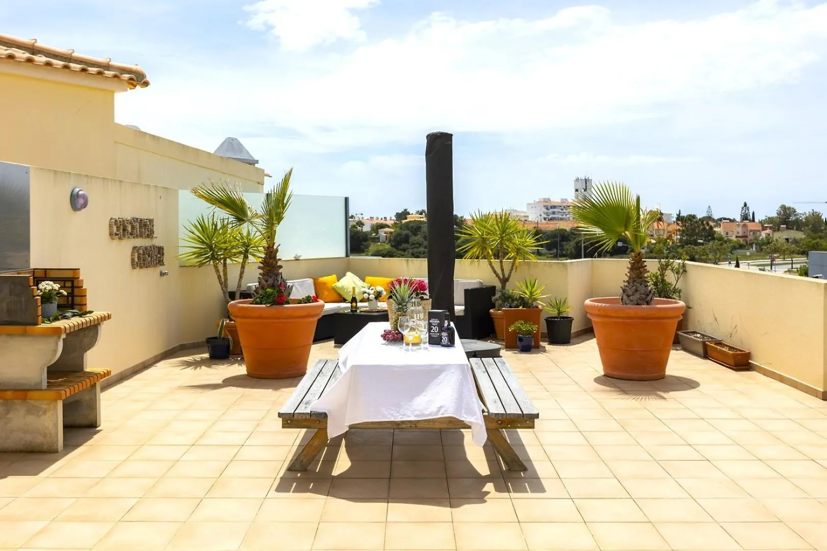 Penthouse Escape With Large Terrace, Pool & Garden Apartment Quarteira